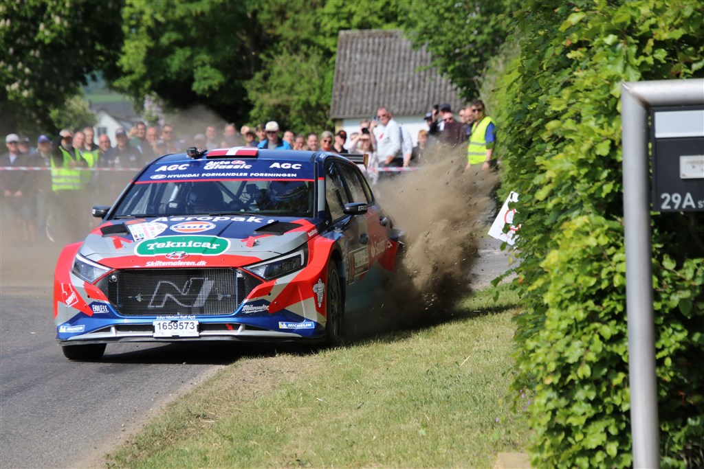 Ib Kragh og Karsten Isaksen brugte asfalten og lidt mere på vej mod tredjepladsen i Rally Vestjylland.